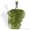 Moldavite, par excellence une pierre du chakra du cœur, très adaptée à être portée en pendentif