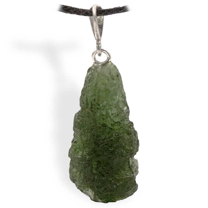 Moldavite, par excellence une pierre du chakra du cœur, très adaptée à être portée en pendentif